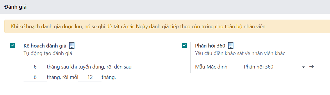 Các phần đánh giá với dòng thời gian đã điền và phản hồi 360 độ được bật.