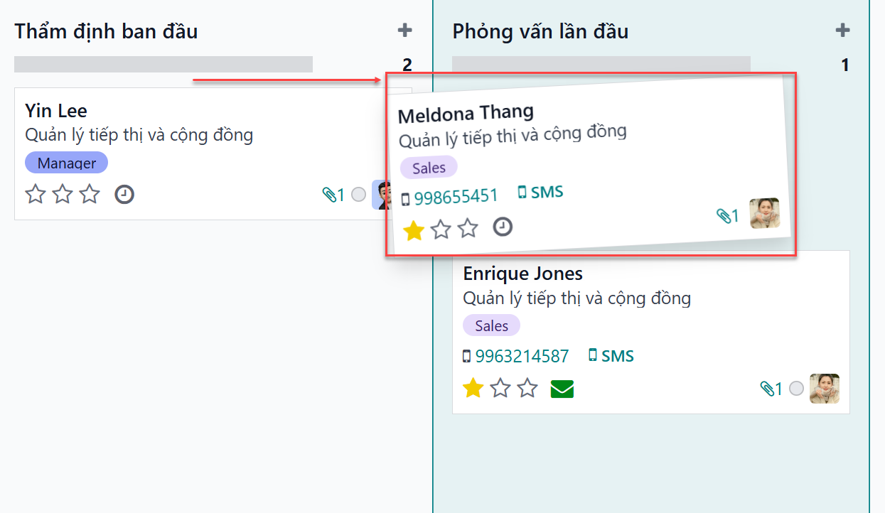 Thẻ ứng viên di chuyển từ giai đoạn này sang giai đoạn khác bằng cách sử dụng phương pháp kéo và thả.